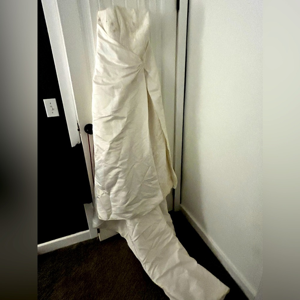 The David's Bridal wedding dress in size 16W